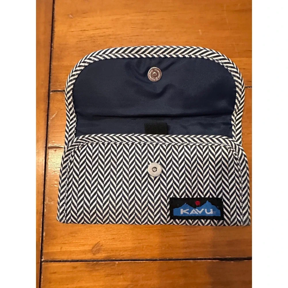 KAVU Big Spender Wallet Navy White Herringbone Canvas Trifold Magnetic Snap